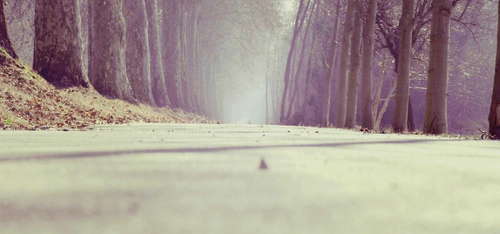 Glødende kasinosjetonger på et bord